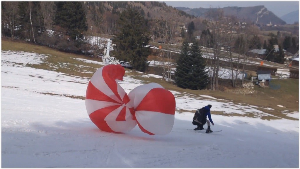 Pas de tyrolienne, alors testez votre parachute de secours en ski!