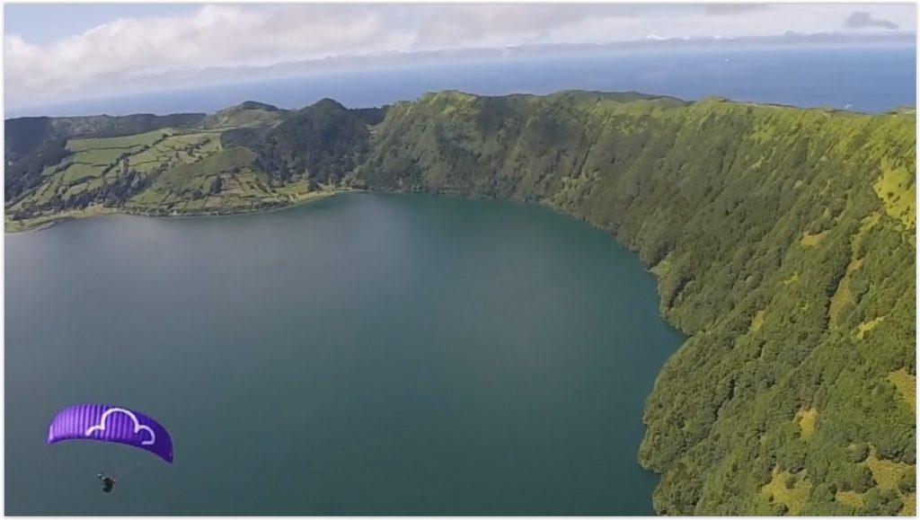 Vol sur le site parapente Sete Cidades, cratère volcanique aux Açores