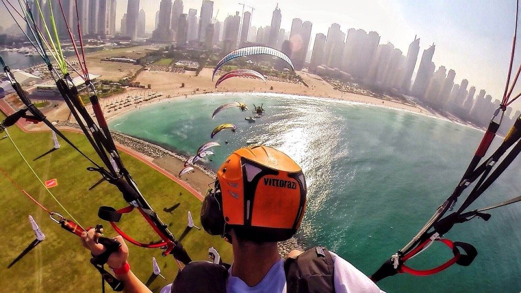 Show de paramoteurs à la Parabatix Sky Racers à Dubaï