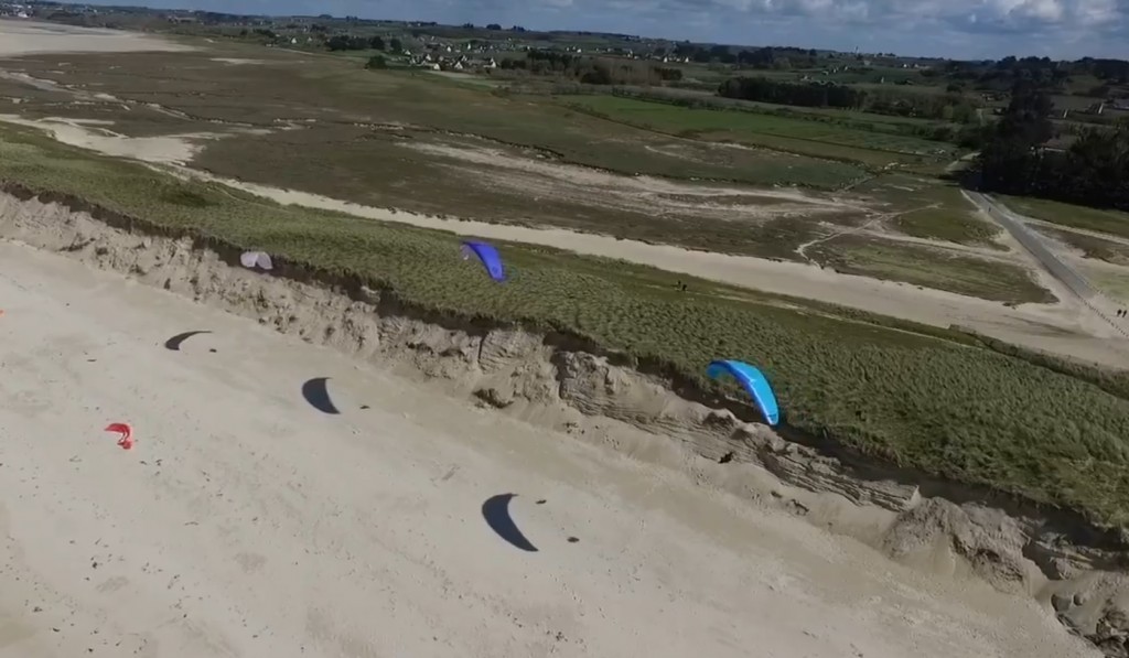 Vol parapente le long des dunes dans le Nord Finistère