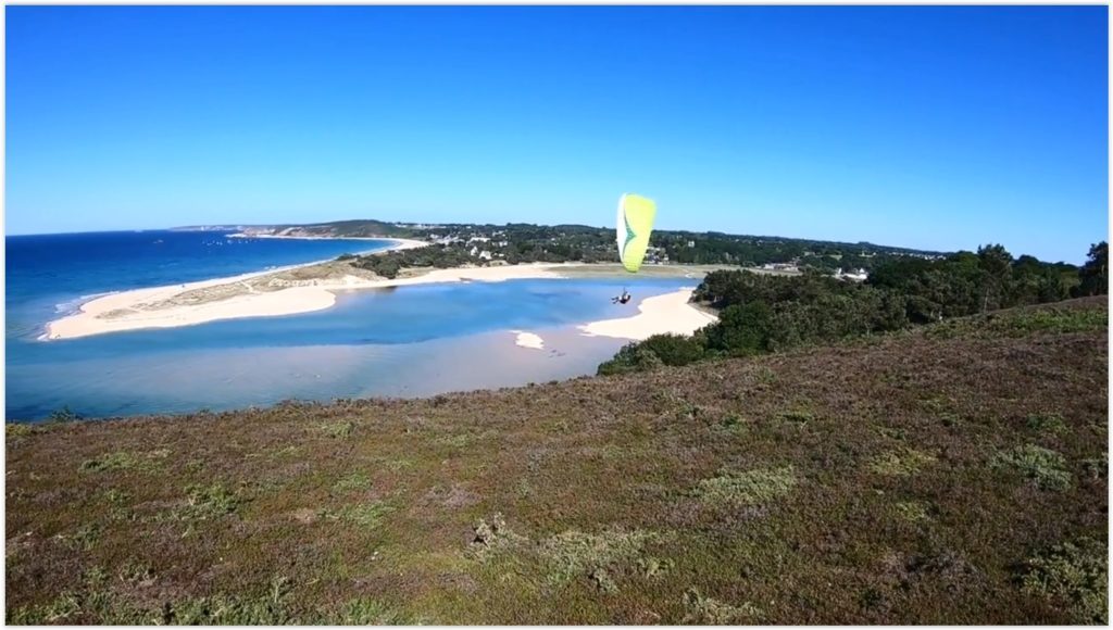 “Touche pas à mon spot”, parapente et kite à Saint Pabu (Bretagne Nord)