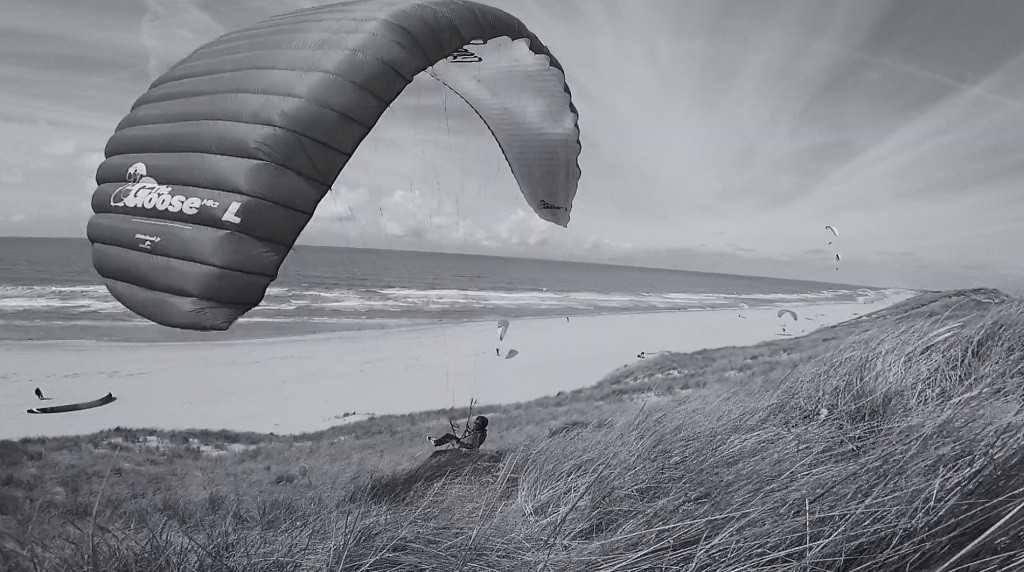 Soaring parapente très esthétique sur les dunes néerlandaises