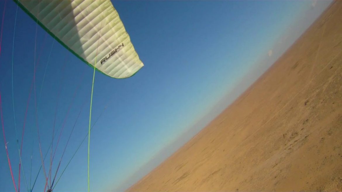 Soaring parapente le long d’un plateau aride au Kazakhstan