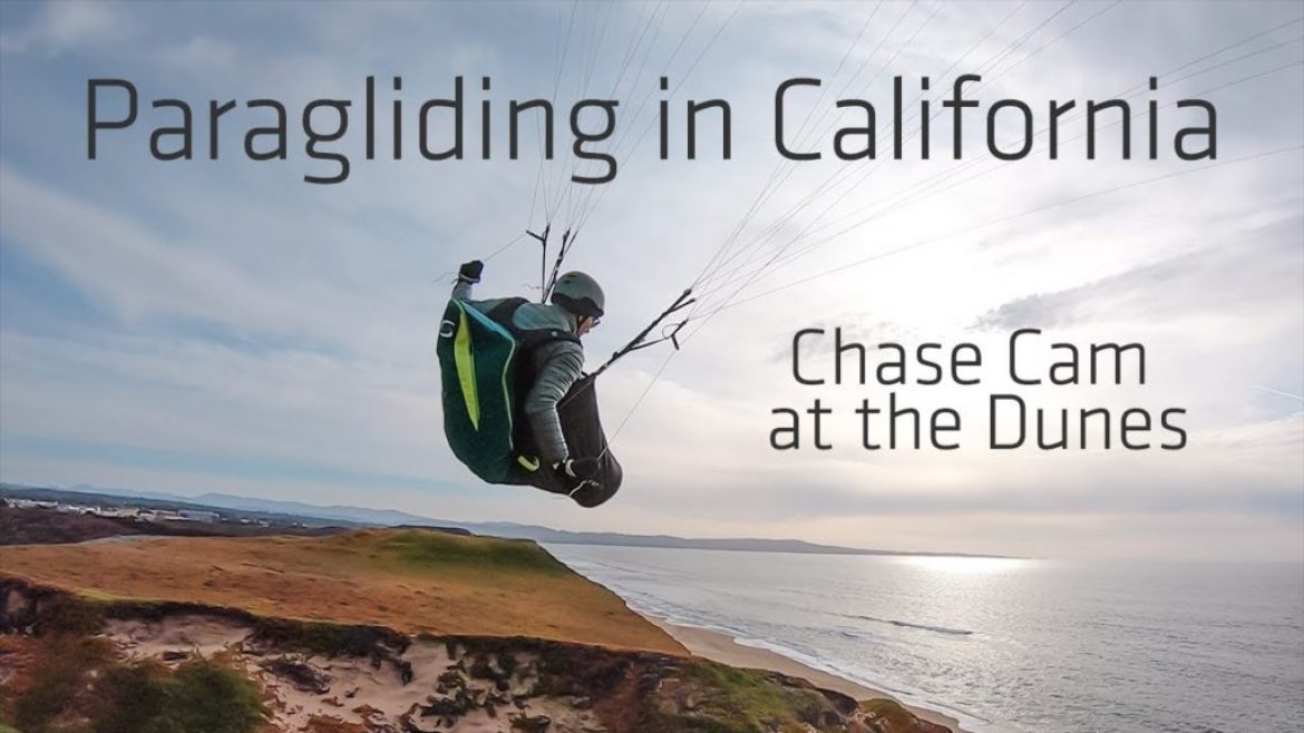 Soaring parapente le long des dunes de Marina en Californie