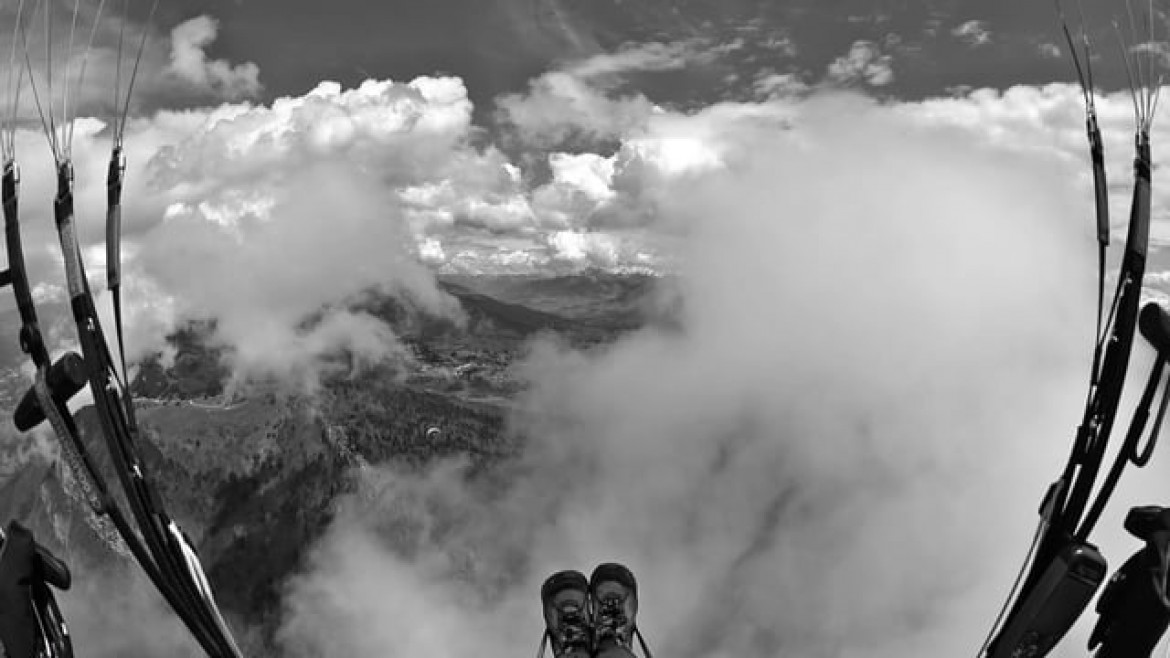 “Surfing clouds”, magie d’un vol à hauteur des nuages