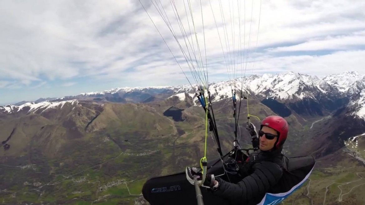 Survol de la vallée du site parapente de Val Louron (Pyrénées)