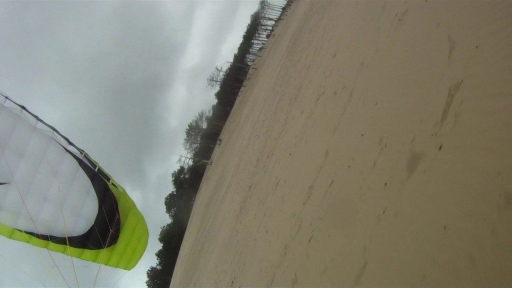 Tandem avec une aile speed riding à la dune du Pyla (vent 75 km/h)