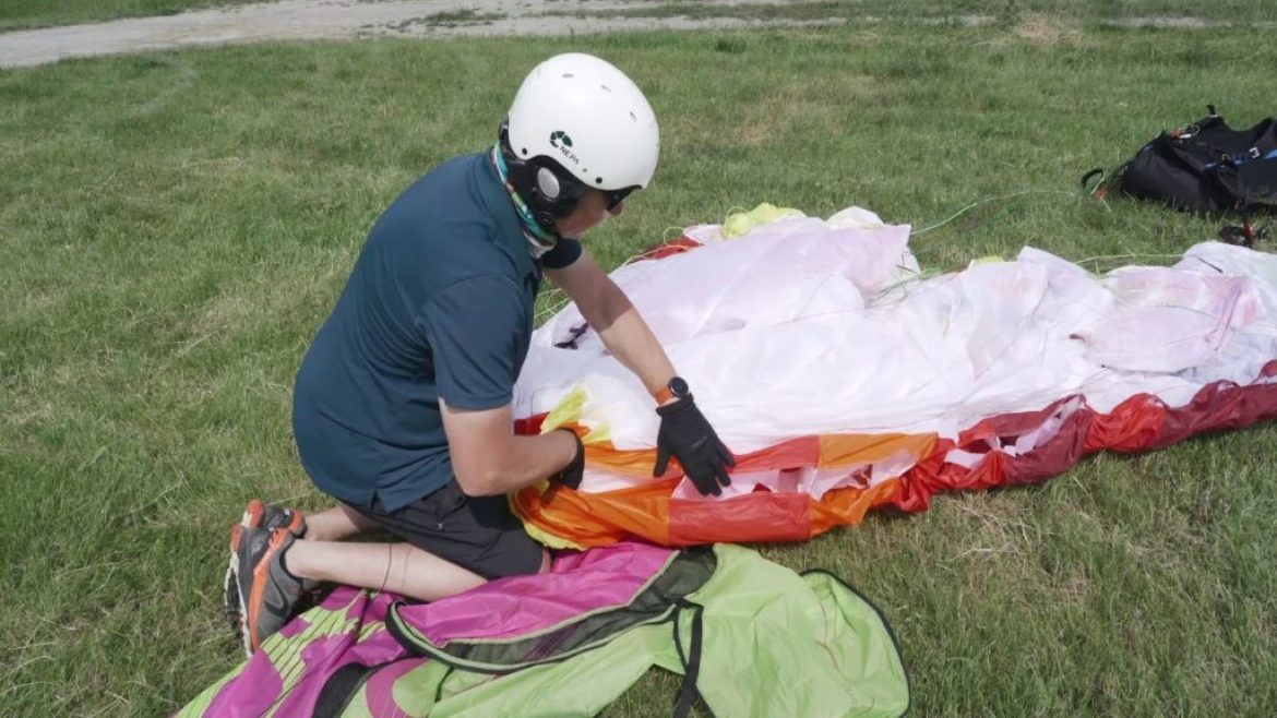 Techniques pour plier la voile parapente dans le vent fort