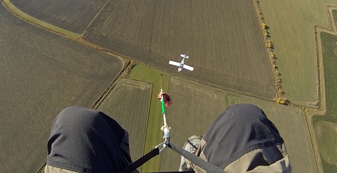 Treuil : un avion passe sous le parapente et à côté du cable