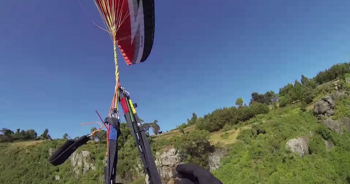 Super twisté après avoir touché un obstacle près du relief