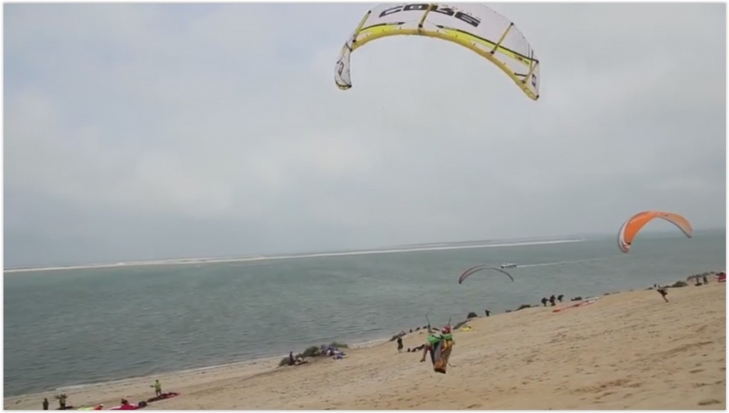 Tyr vole à la Dune du Pyla avec une aile de kite connectée à une sellette