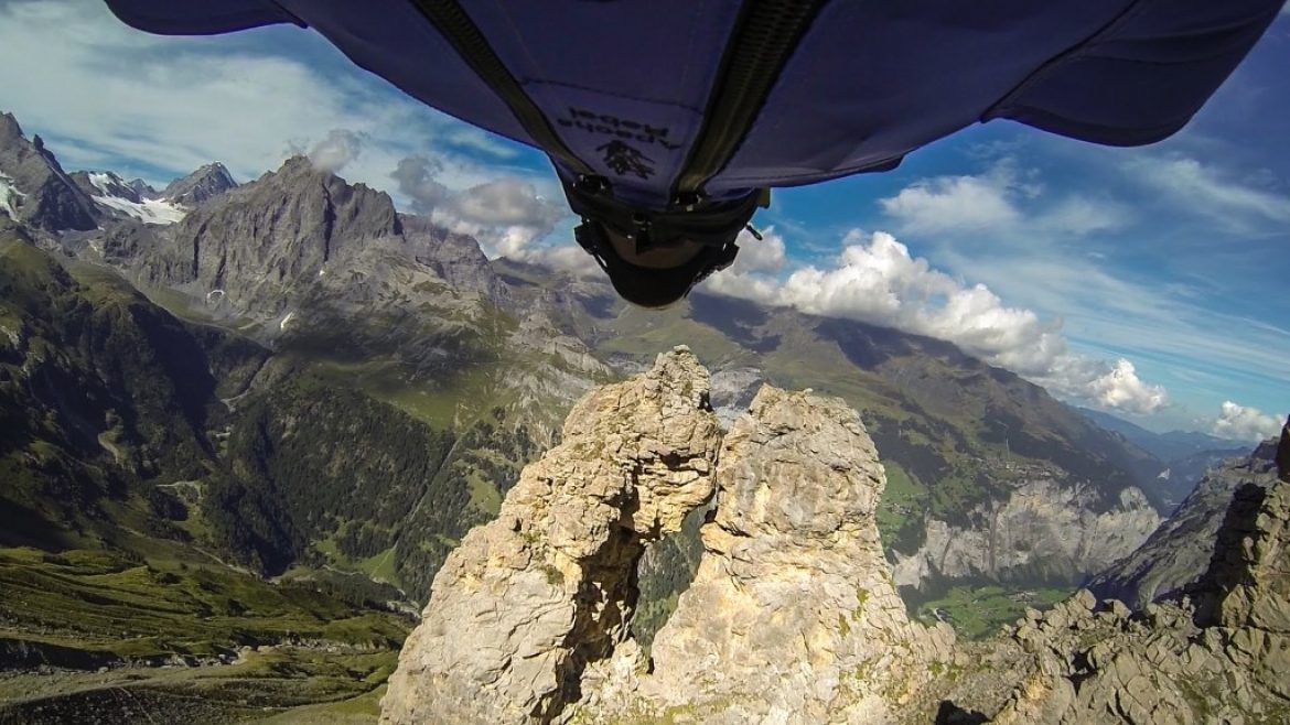 Uli Emanuele traverse un trou de 2 m en wingsuit