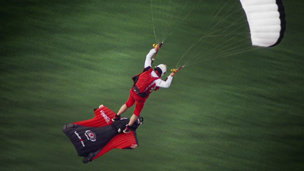 Un parachutiste se pose en vol sur un wingsuiter