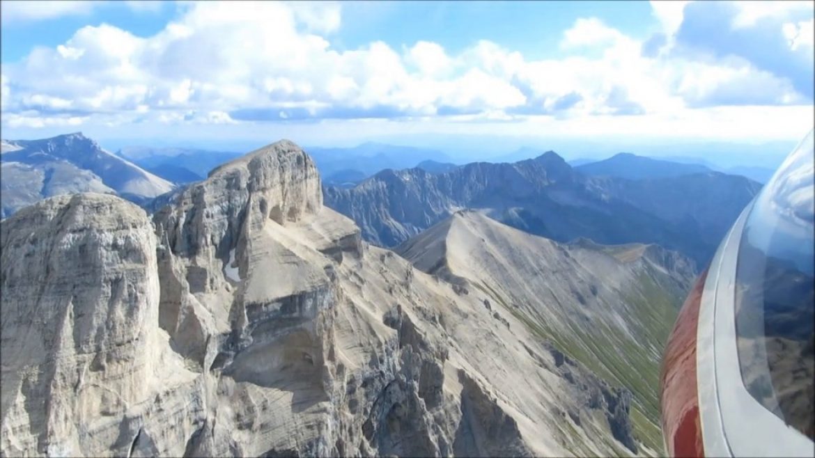 Un planeur rencontre deux parapentistes au sommet de l&rsquo;Obiou