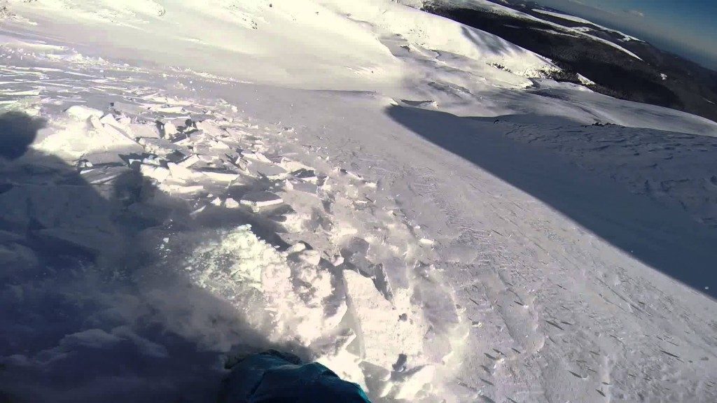Un snowboarder filme l’avalanche qu’il déclenche