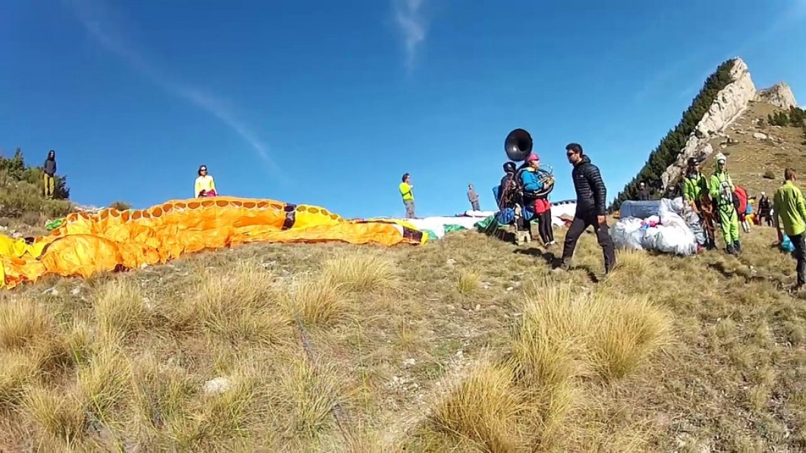 Une fanfare en vol bi avec l’école de parapente de Laragne (05)