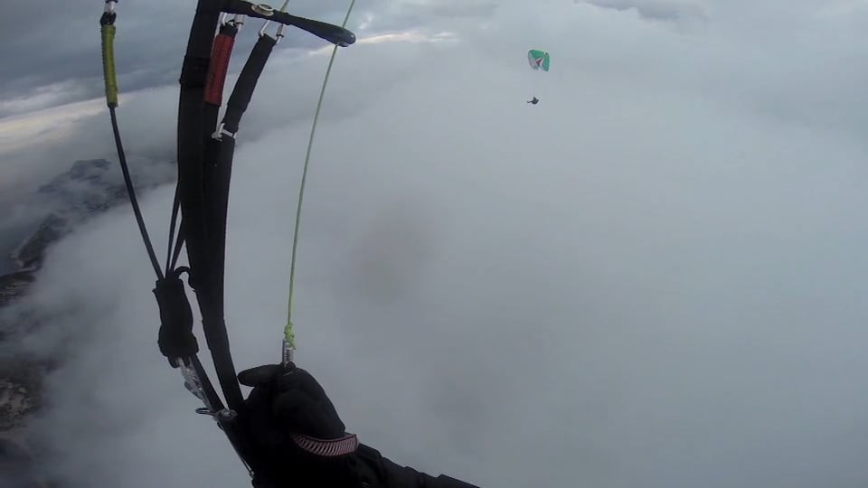 Vol au dessus des nuages dans la Calanque de La Mounine