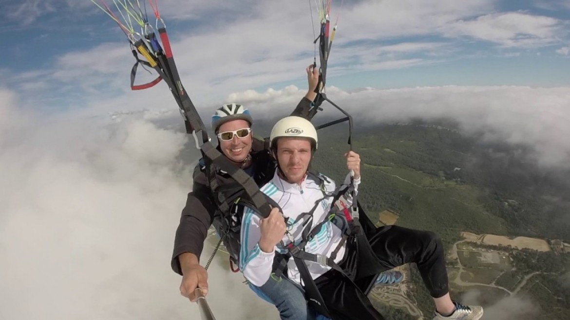 Vol au dessus des nuages lors d’un baptême parapente