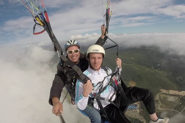 Vol au dessus des nuages lors d’un baptême parapente