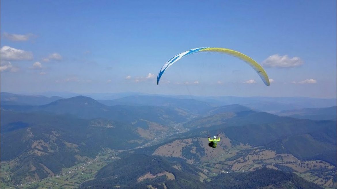 Vol dans un paysage magnifique des Carpates en Roumanie