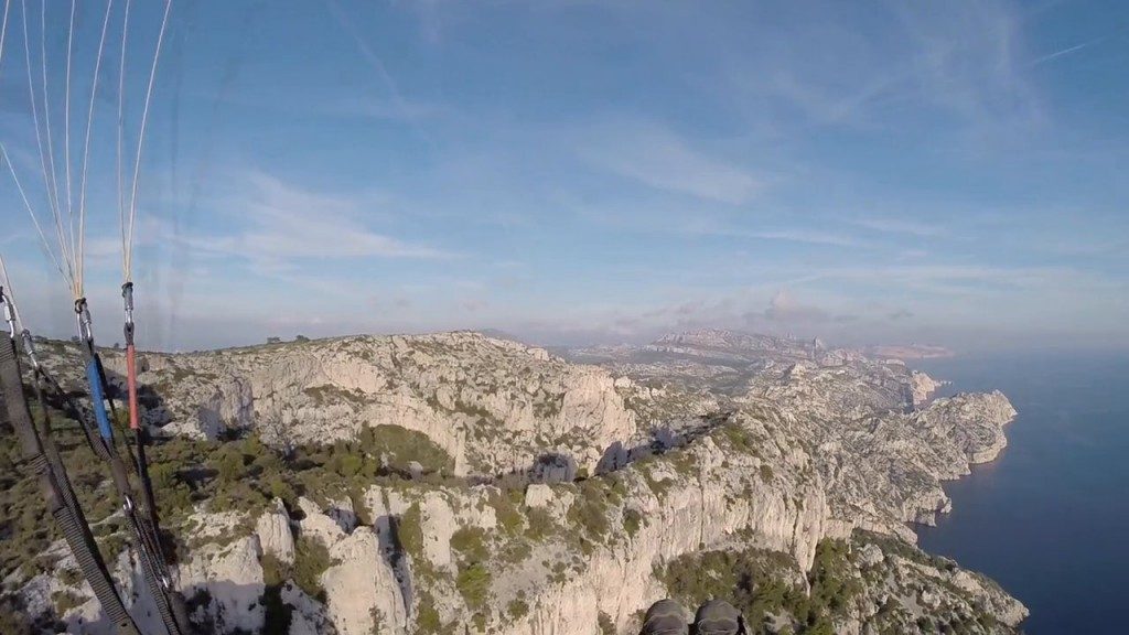 Vol parapente au dessus des calanques de Marseille