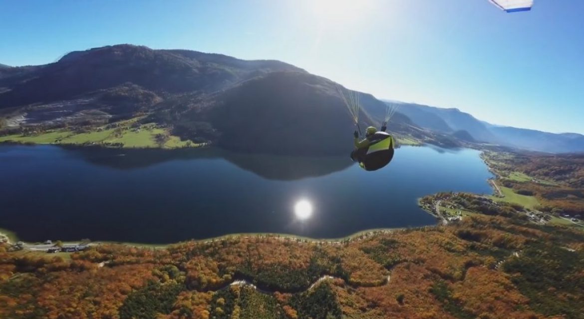 Le charme singulier des vols d’automne en parapente