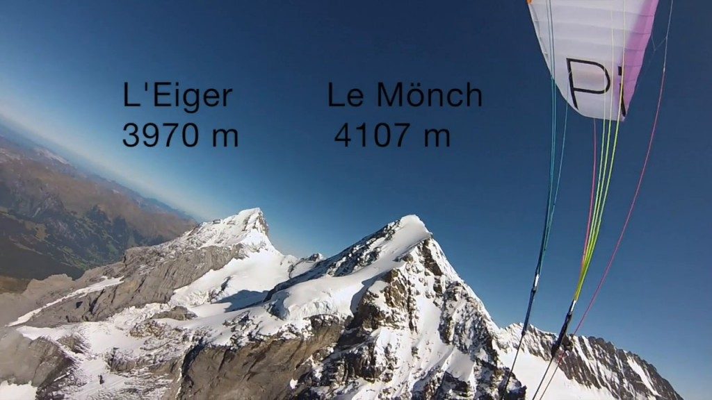 Vol parapente depuis le sommet du Mönch (4107 m) en Suisse