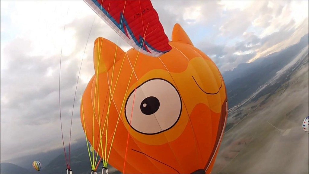 Vol parapente fantastique parmi les montgolfières de la Coupe Icare