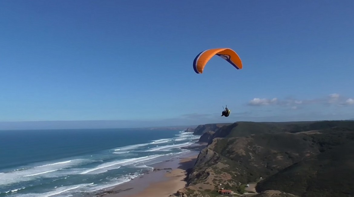 Vol sur le site parapente Praia do Cordoama (Portugal)
