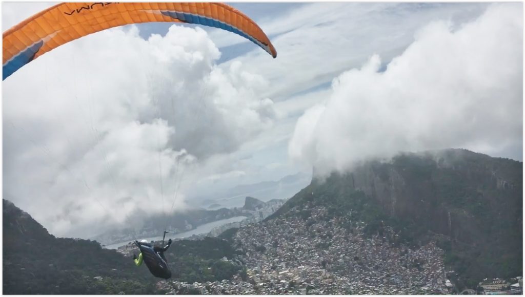 Vol parapente dans les nuages à Rio de Janeiro (Brésil)