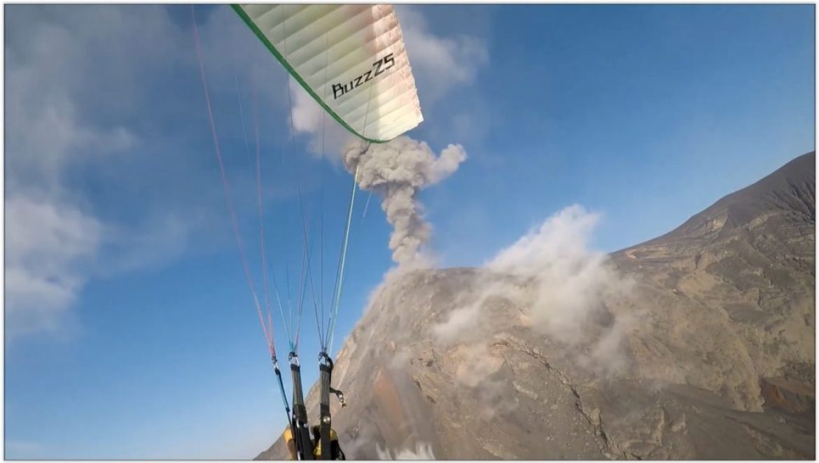 Nico vole en parapente près du volcan Acatenango en éruption (Guatemala)