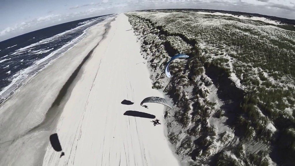 Vol Spiruline sur les dunes néerlandaises par vent soutenu