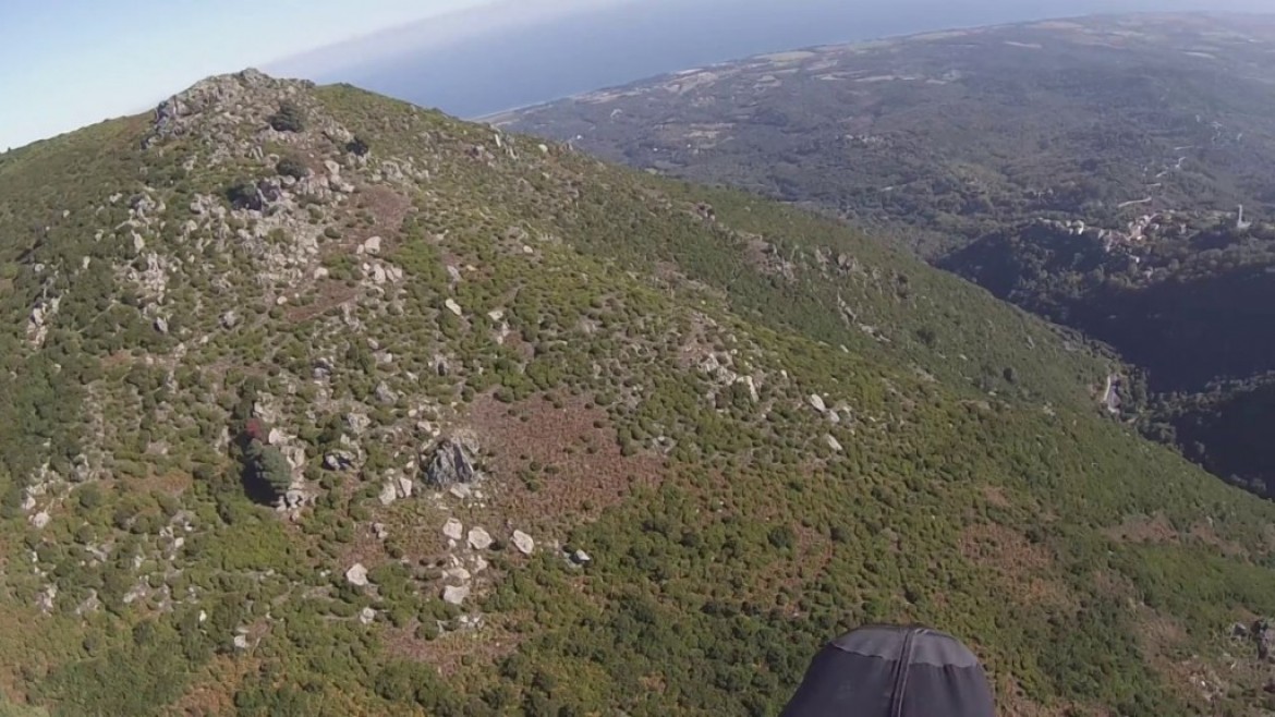 Vol sur le site parapente Cervione (Corse)