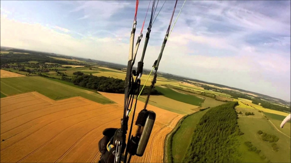 Vol sur le site parapente Mont de La Comté (62)