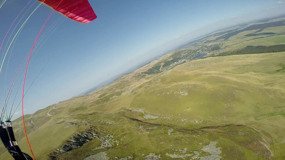 Vol sur le site parapente Puy de Paillaret (63)