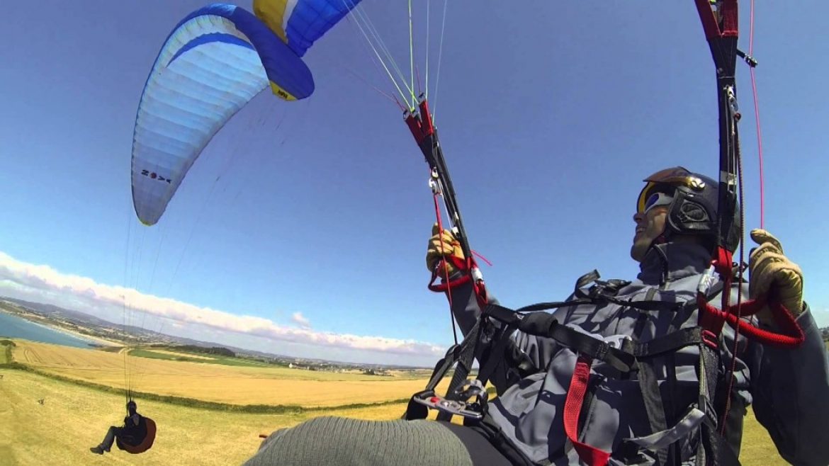 Vol sur le site parapente Tréfeuntec (Bretagne)