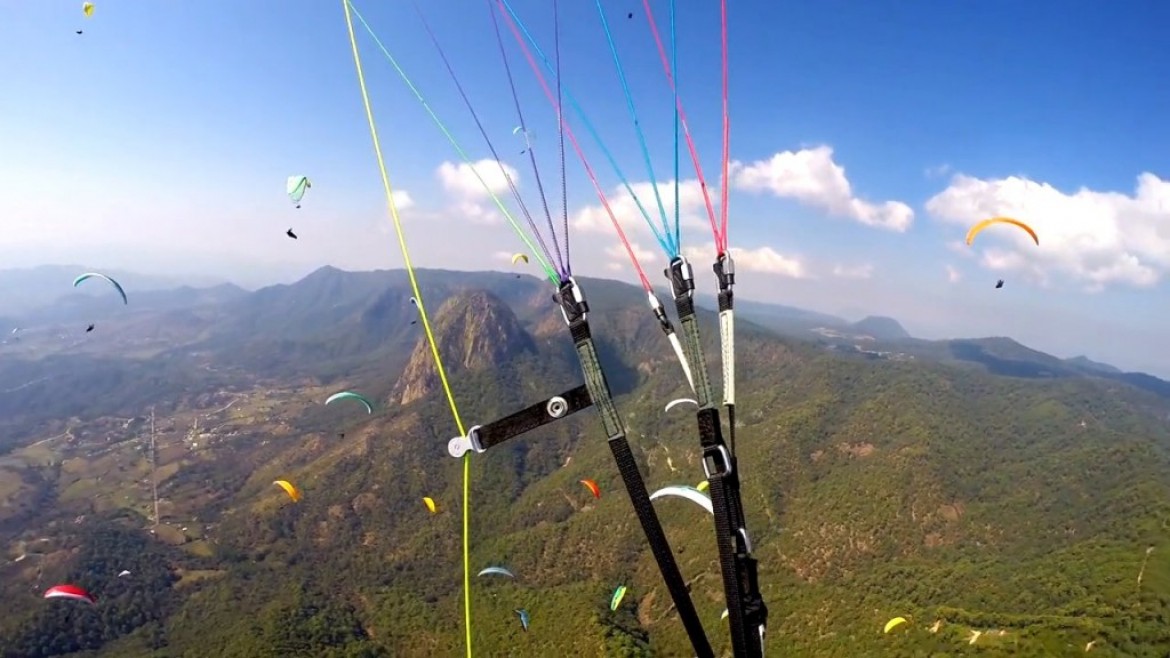Vol sur le site parapente Valle de Bravo (Mexique)