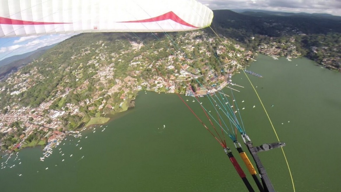 Vol sur le site parapente Valle de Bravo (Mexique)