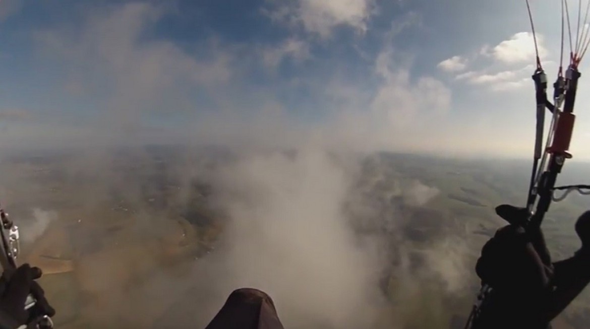 Vol à Rigny Le Ferron avec des nuages se formant sous ses pieds