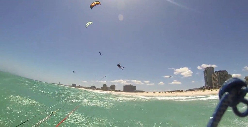 Voler sur l’eau en kite avec un kiteboarder “tracteur”