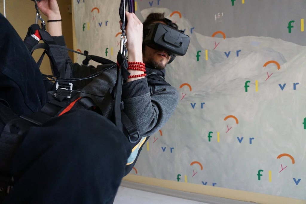 Avec Fly VR, du parapente chez soi bien calé dans sa sellette