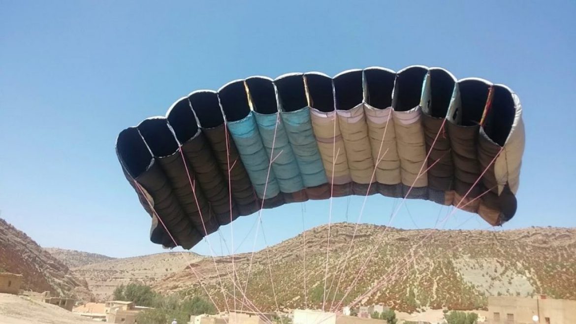 Zouhair fabrique lui même son parapente dans son village (Maroc)